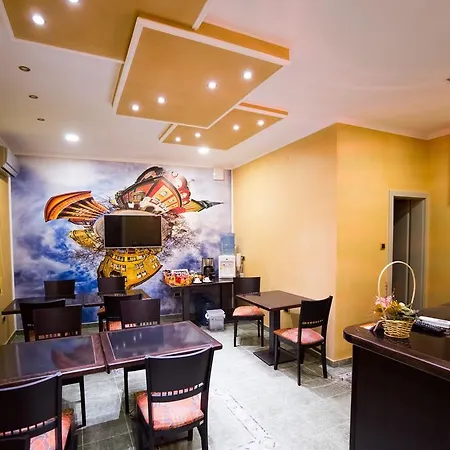 Mali Homtel *
